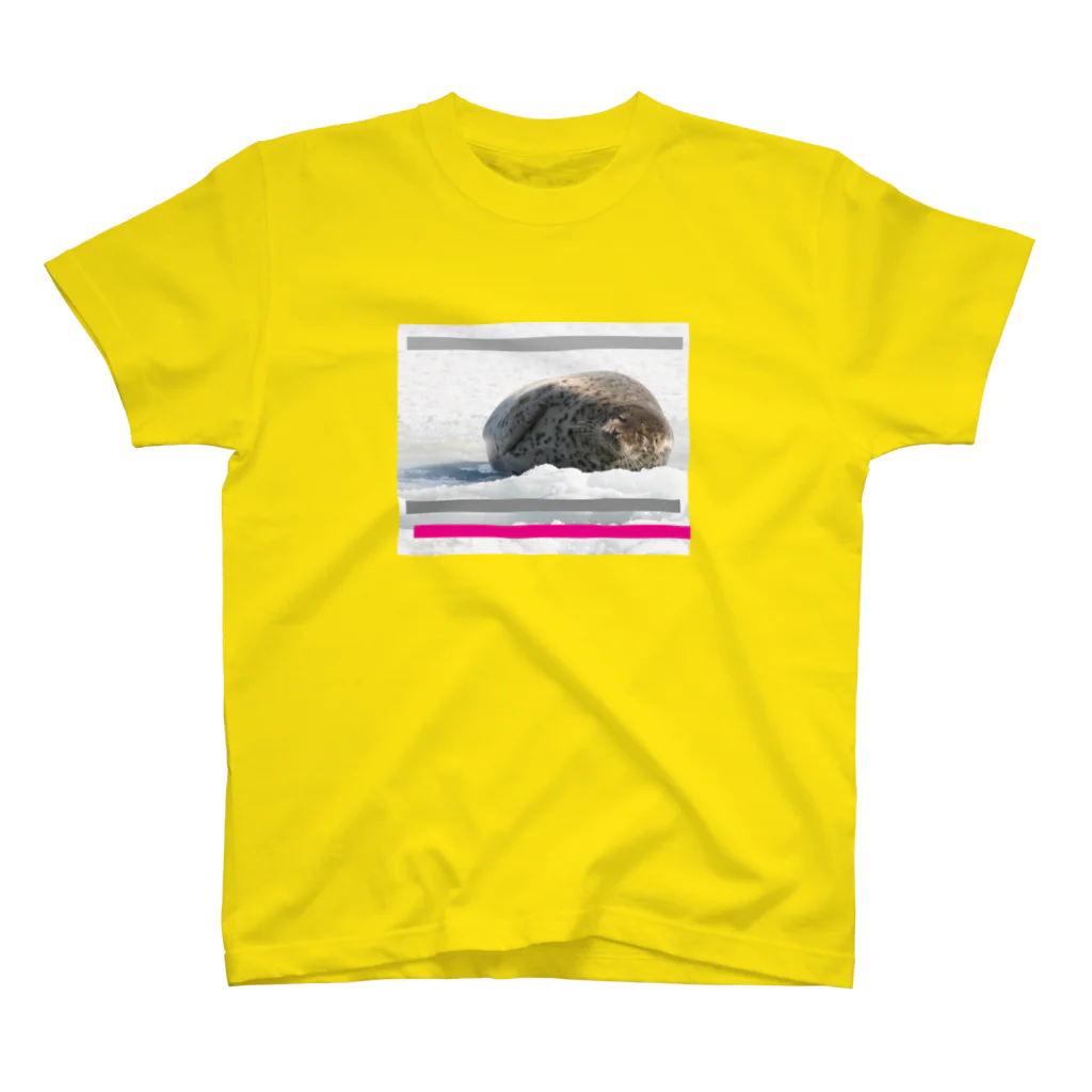 【動物の魔法で】動物を好きな全ての人が笑顔溢れる毎日を過ごすための雑貨屋◆にこらびの【アザラシ】北の岬にやって来る Regular Fit T-Shirt