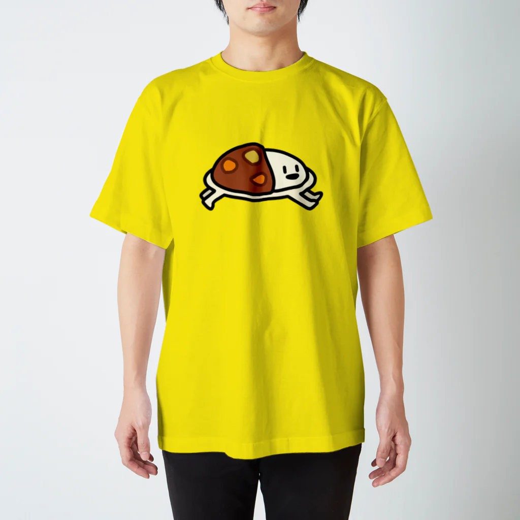 ジェリーゼリーショップ in SUZURIの走ってくるカレーライス（Ｔシャツ） Regular Fit T-Shirt