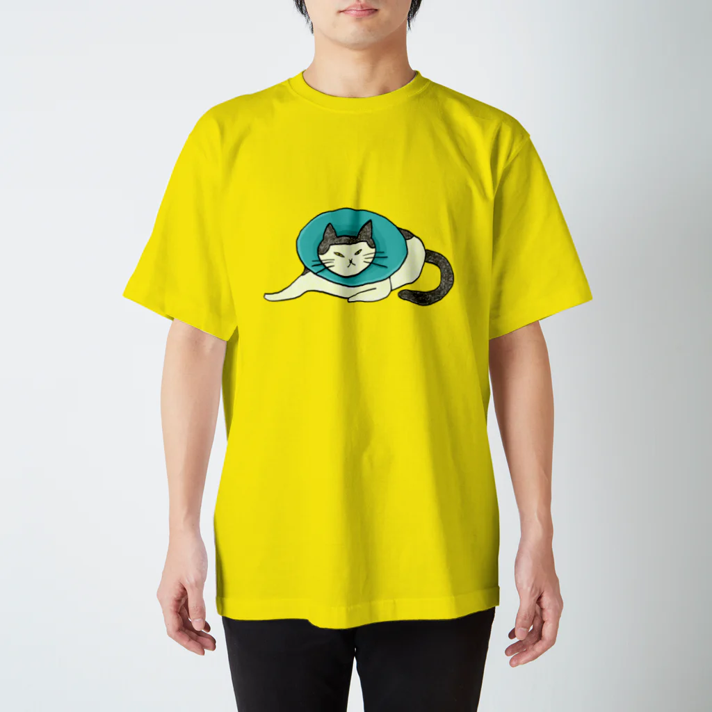 tsurukoのエリザベスカラーをつける猫 Regular Fit T-Shirt