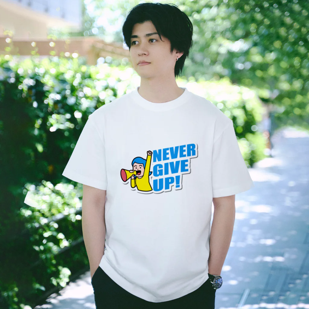 オオエンのNEVER GIVE UP! Regular Fit T-Shirt