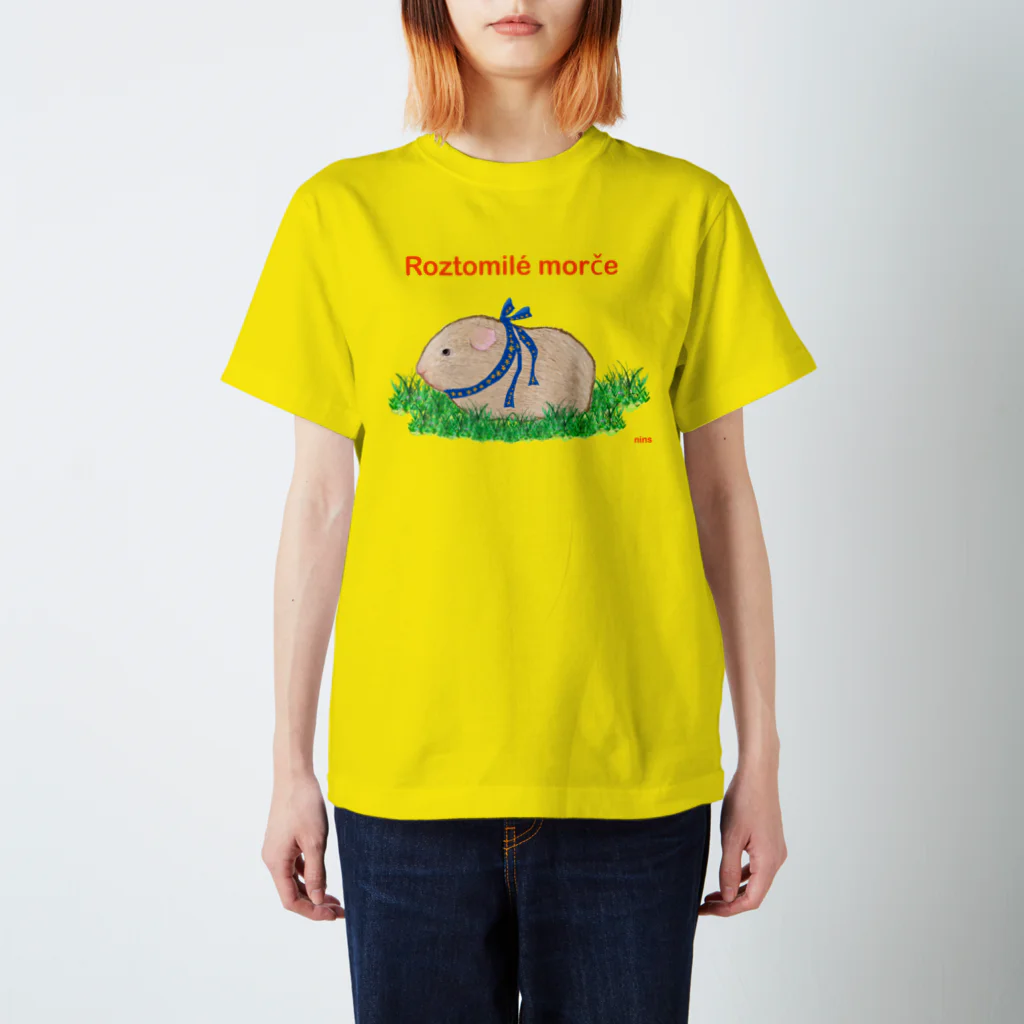 nins・にんずのかわいいモルモット・チェコ語ロゴA(ベージュ) Regular Fit T-Shirt