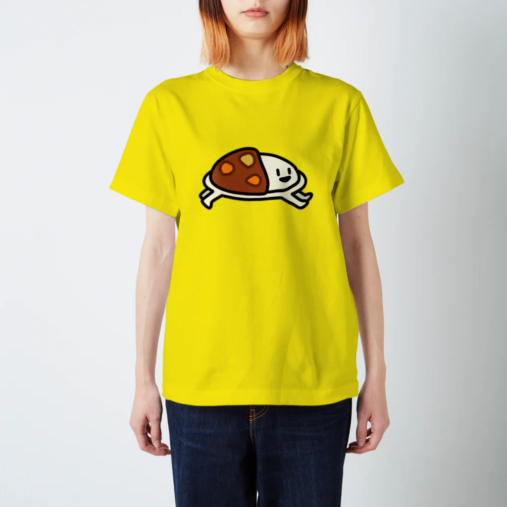 ジェリーゼリーショップ in SUZURIの走ってくるカレーライス（Ｔシャツ） Regular Fit T-Shirt