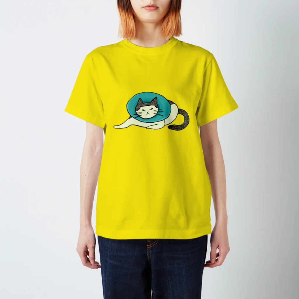 tsurukoのエリザベスカラーをつける猫 Regular Fit T-Shirt