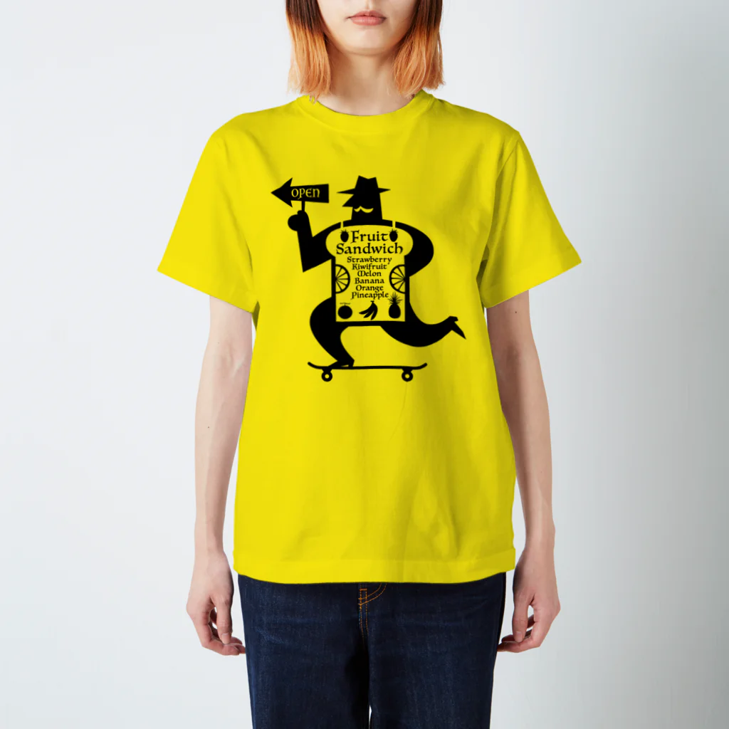 nori's monochroのフルーツサンドイッチマン Regular Fit T-Shirt