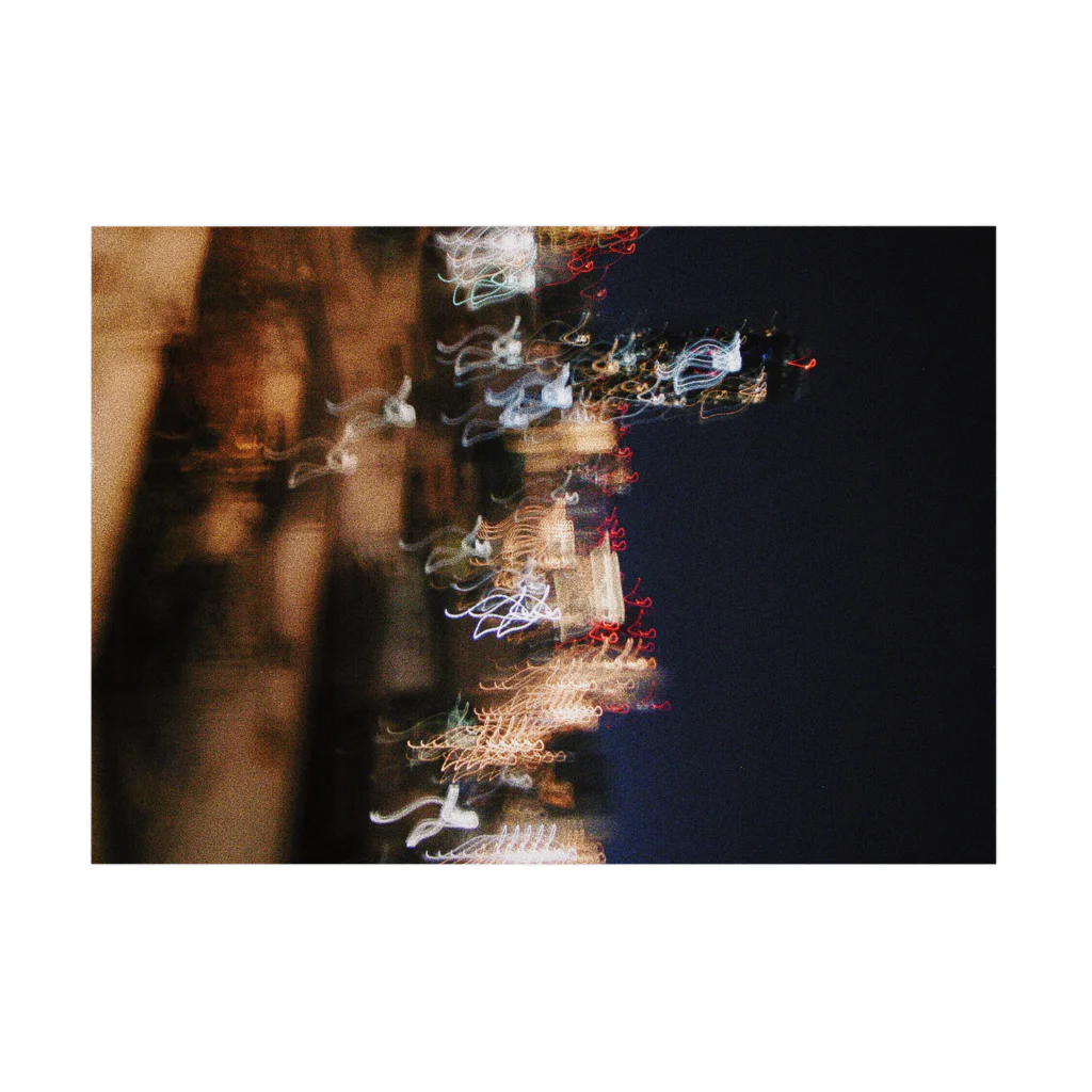 テユタオイシューのグッズの大阪で撮ったブレた夜景 Stickable Poster :horizontal position