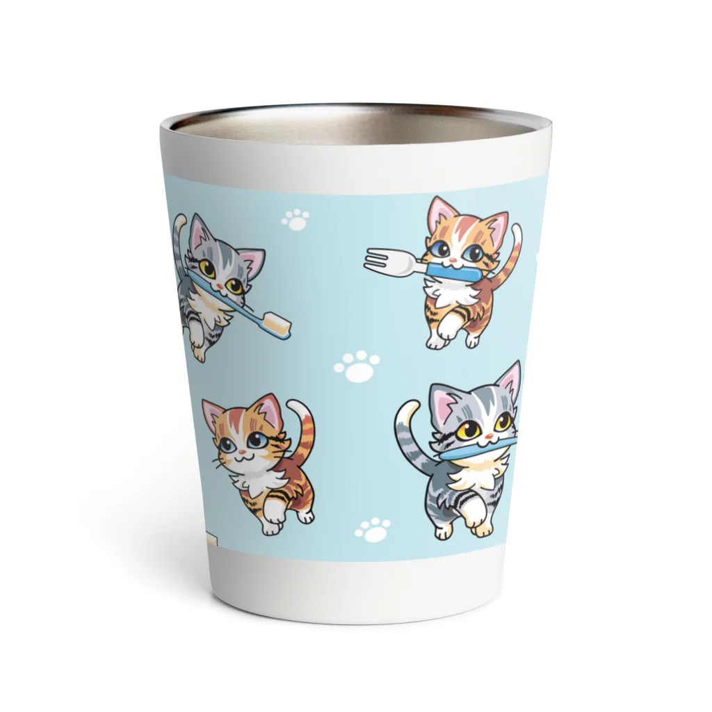 AckeeWolf Art Shopの歯ブラシをくわえたアメリカンショートヘアの子猫 Thermo Tumbler