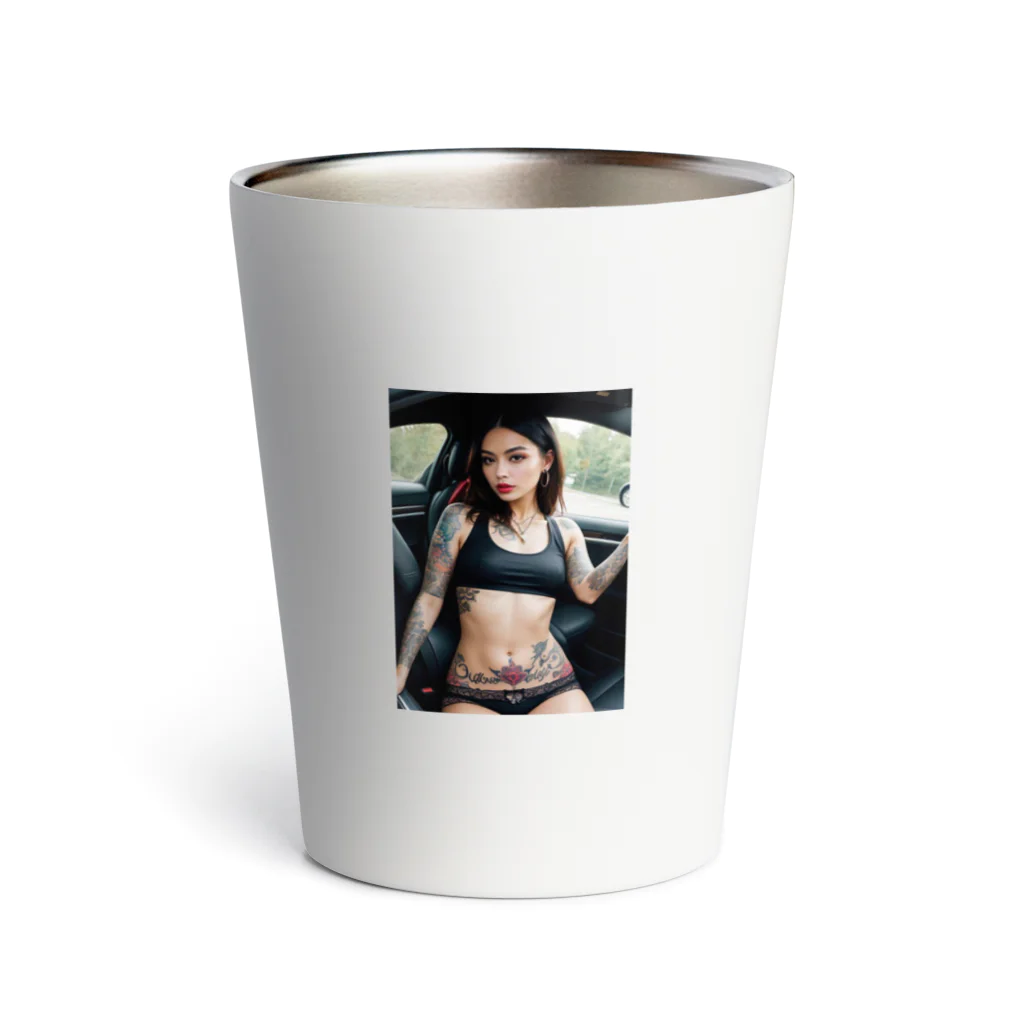 Be proudの車にいるタトゥー美女 Thermo Tumbler