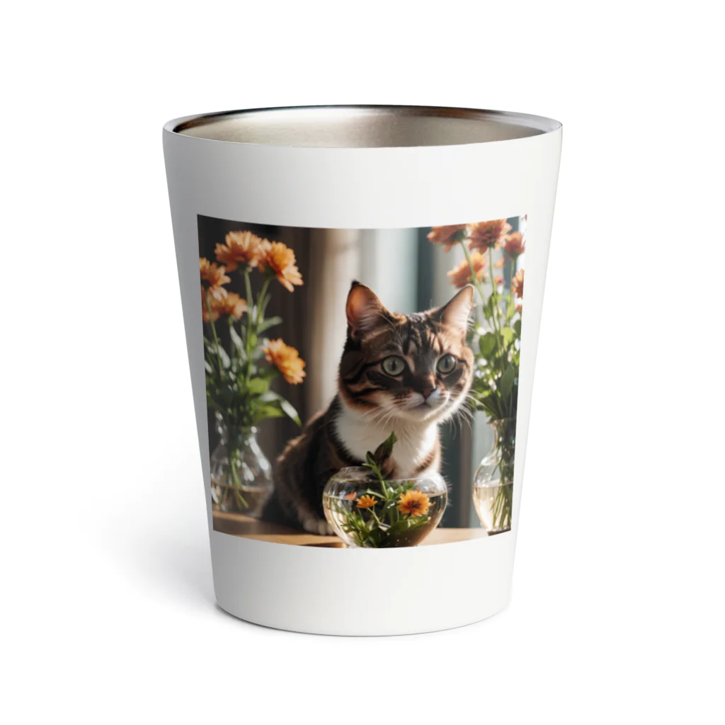 amaneiro___のお花のむこうに何かを見つけた猫 Thermo Tumbler