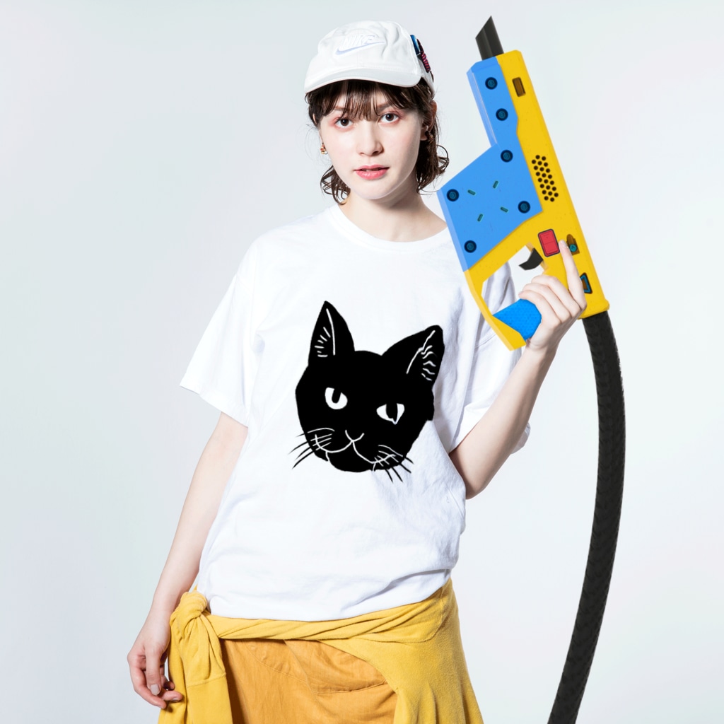 渡邊野乃香のお店の黒猫ジジ Washed T-Shirt :model wear (front)