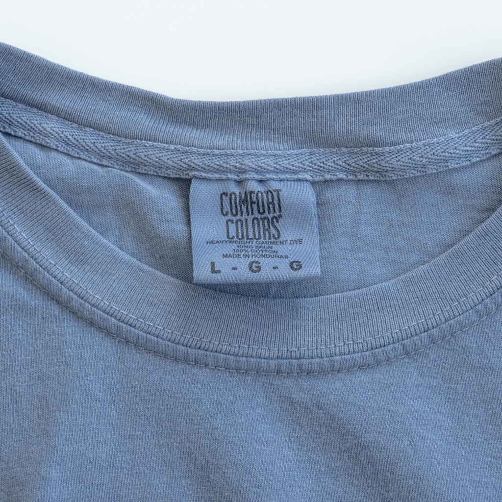 にくまん子の殻 Washed T-Shirt It features a texture like old clothes