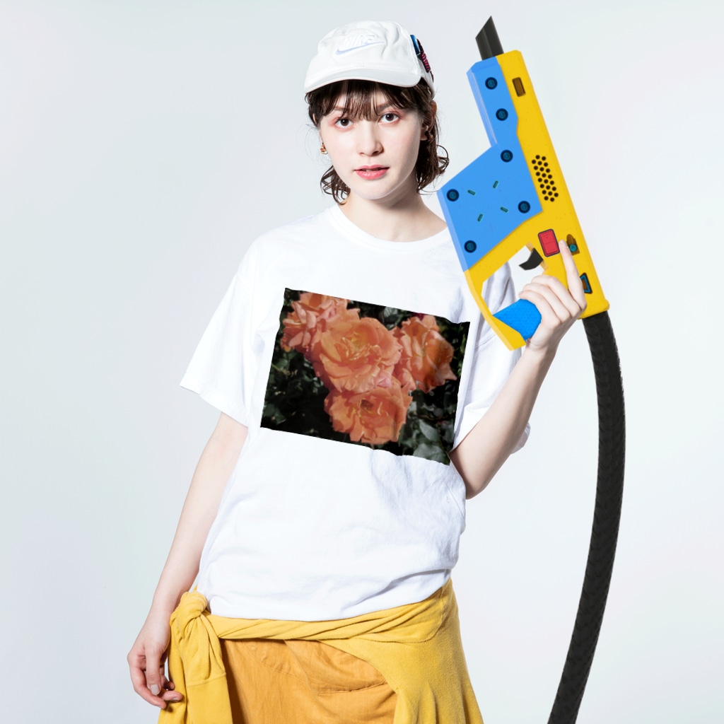 Dreamscape(LUNA)のリップスティックはアナタ色 Washed T-Shirt :model wear (front)