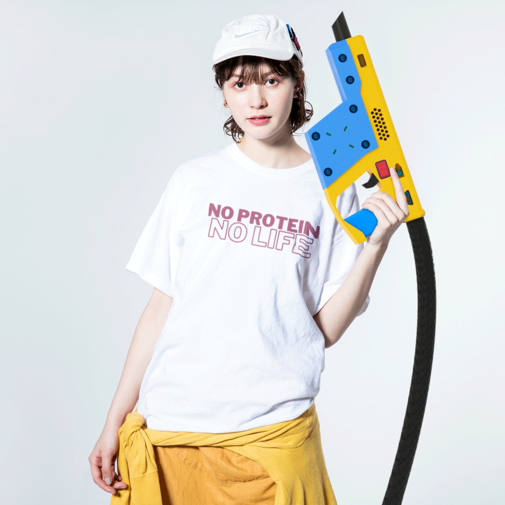 enjoy protein！プロテインを楽しもうのNO PROTEIN NO LIFE（ブライトピンク） Washed T-Shirt :model wear (front)