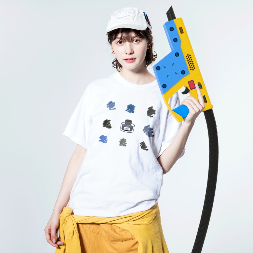 川窪万年筆店のインク瓶と色見本 Washed T-Shirt :model wear (front)