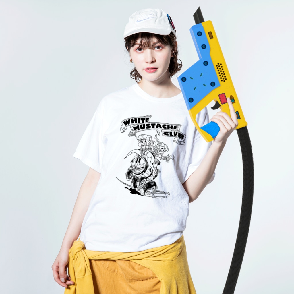 nidan-illustrationの"WHITE MUSTACHE CLUB"(タイトルなし)) Washed T-Shirt :model wear (front)