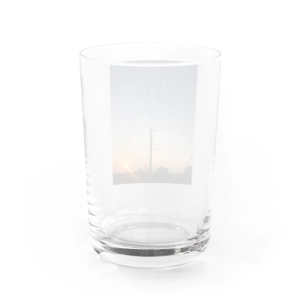 Hatumiの朝焼けと電柱と家 Water Glass :back