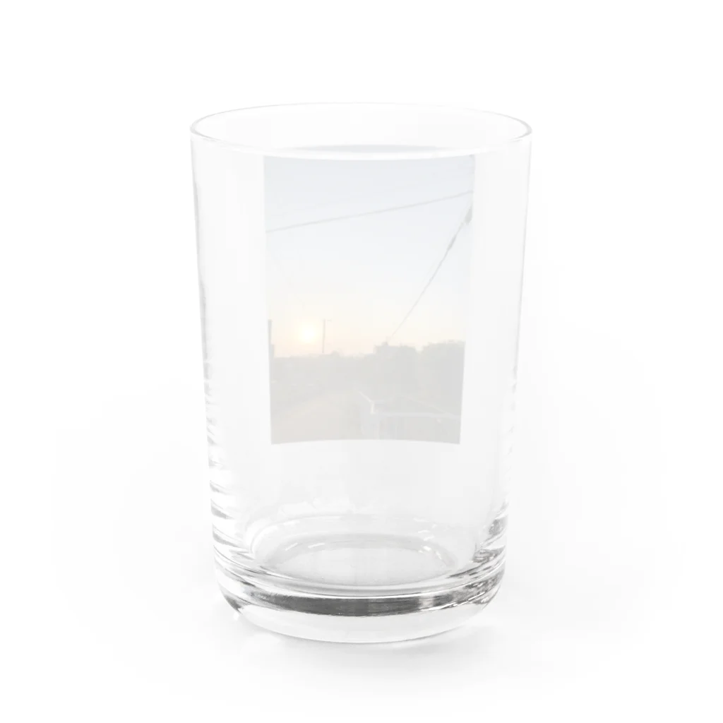 Hatumiの坂道と朝焼けと力強い太陽 Water Glass :back