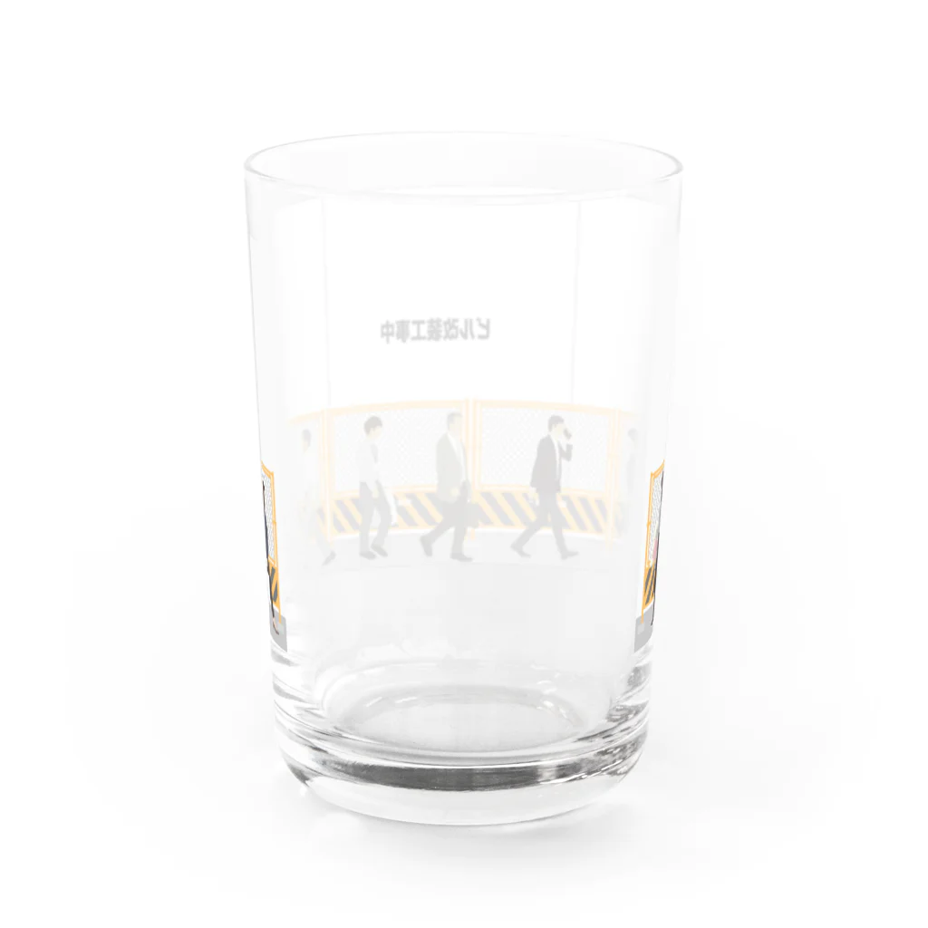 まんもすの仮囲いの前を行き交う人たち Water Glass :back