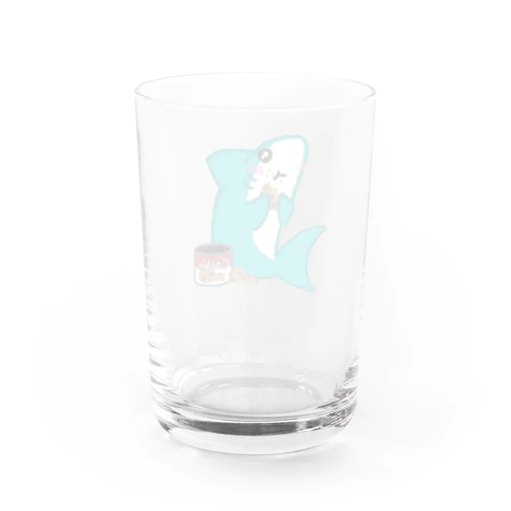 Jの居場所の初めてクッキーを食べたサメ Water Glass :back