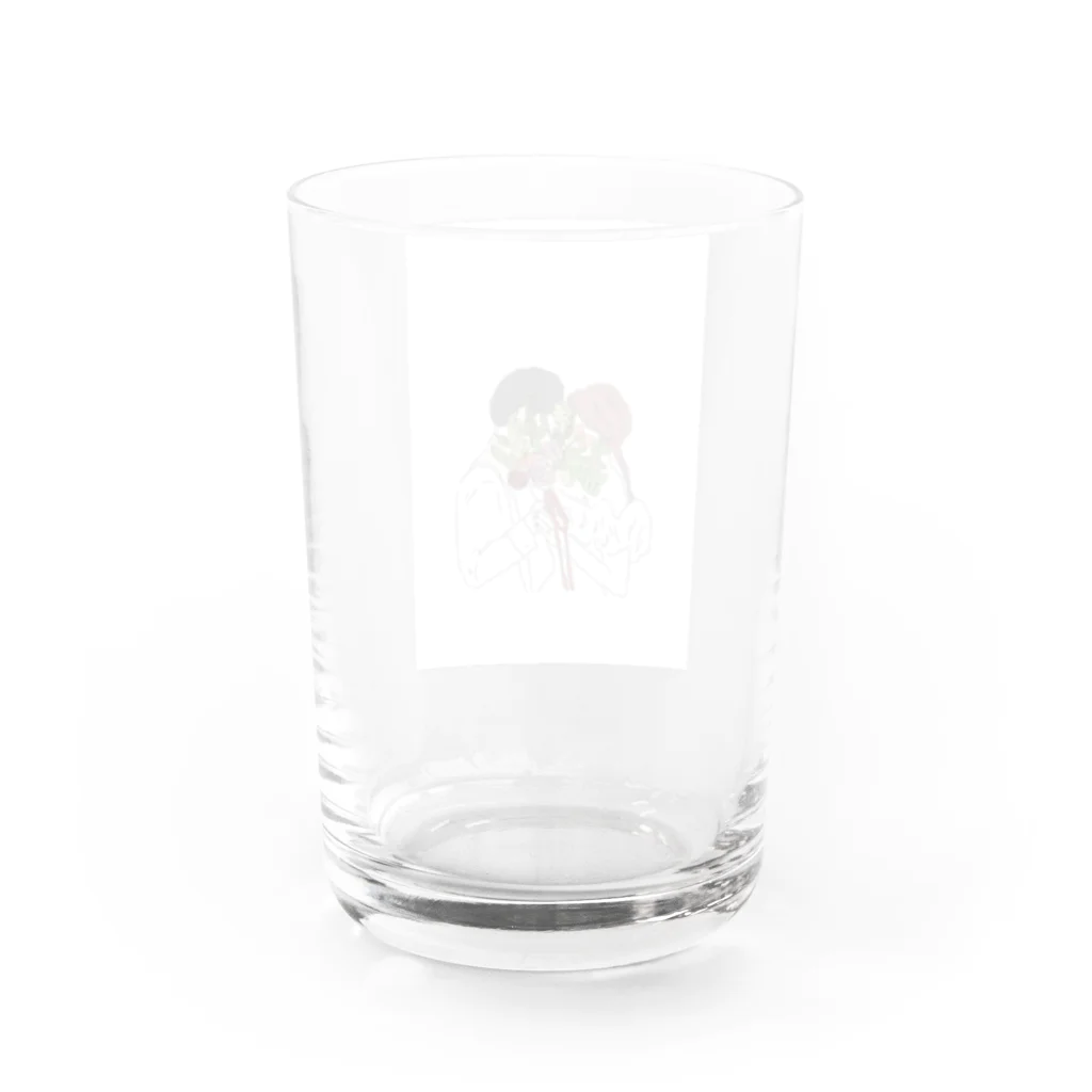 もも　ウェディングイラストレーターのブーケに隠れる幸せな2人 Water Glass :back