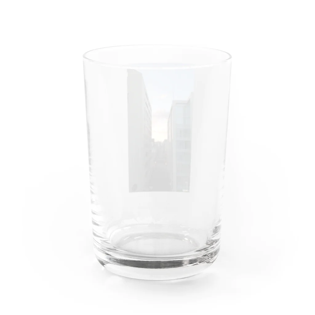 木ノ下商店のビルとビルの間から Water Glass :back