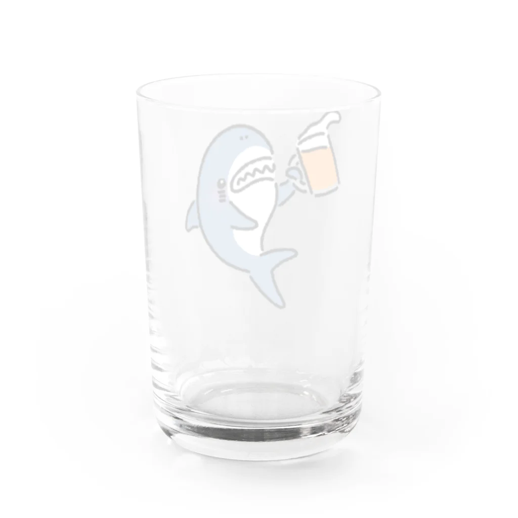 サメ わりとおもいのビールジョッキを掲げるサメ Water Glass :back