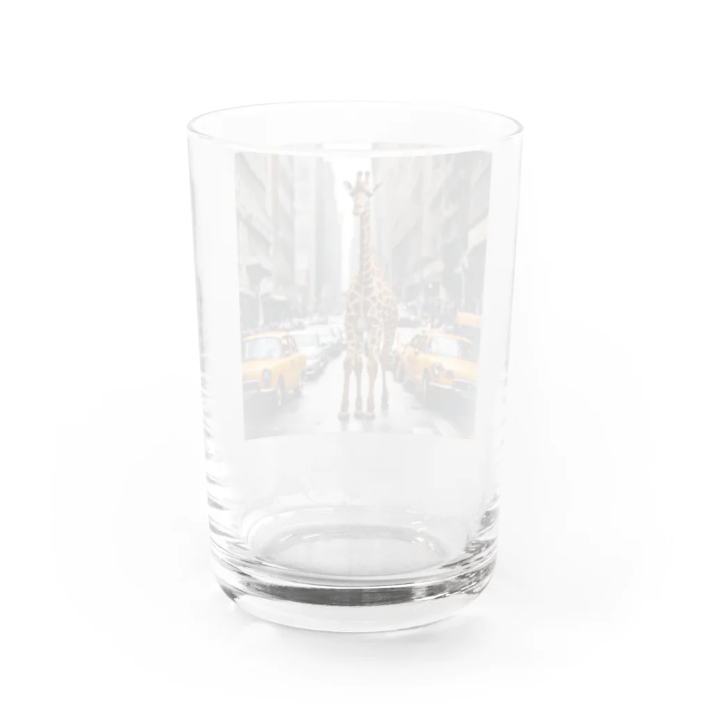 Wenbeeの車が行き交う街にたたずむキリン Water Glass :back