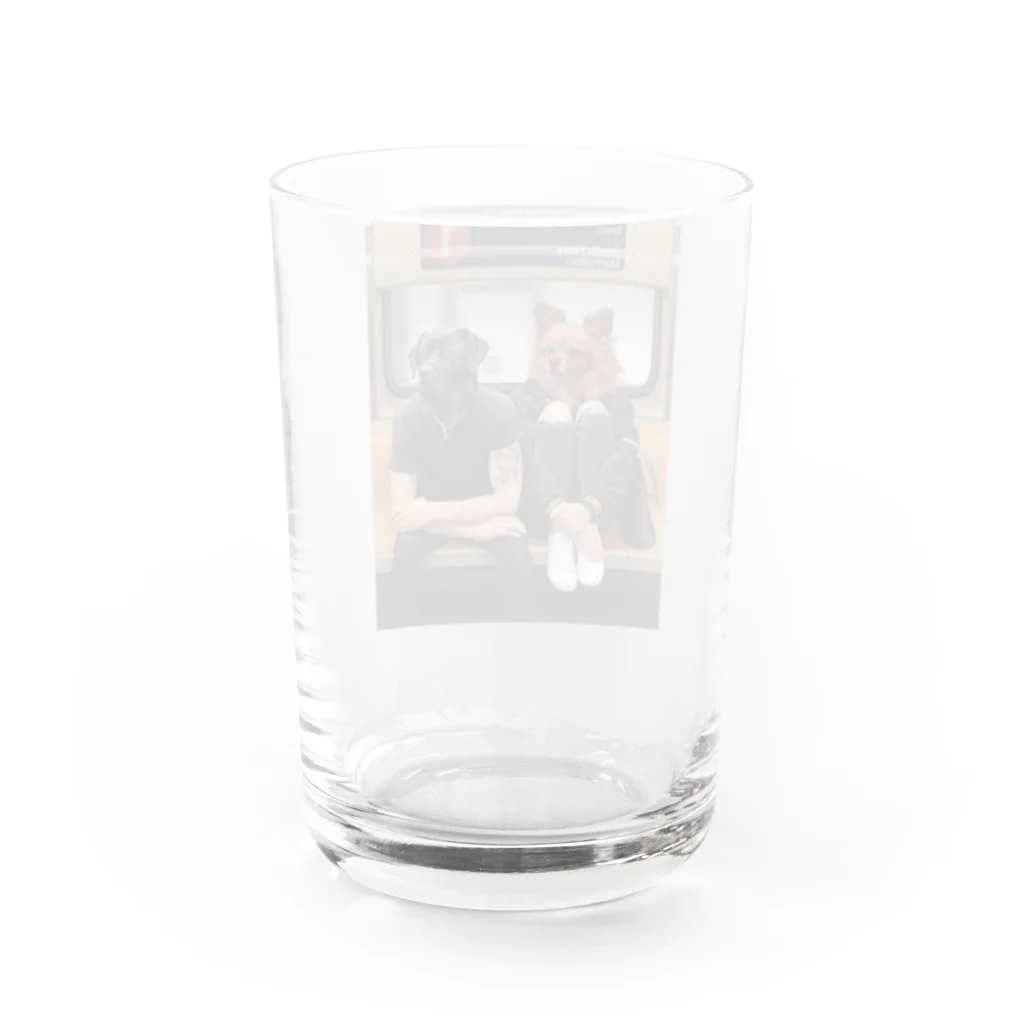 Mottan‘s Art Goods Shopの地下鉄の乗る　犬のカップル Water Glass :back