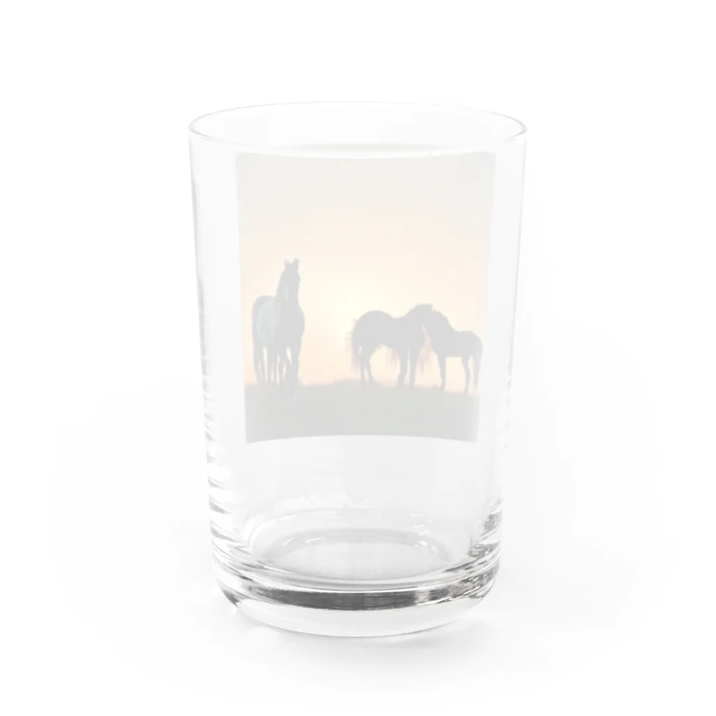 宇宙開発デザイン科の夕陽の中の馬 Water Glass :back