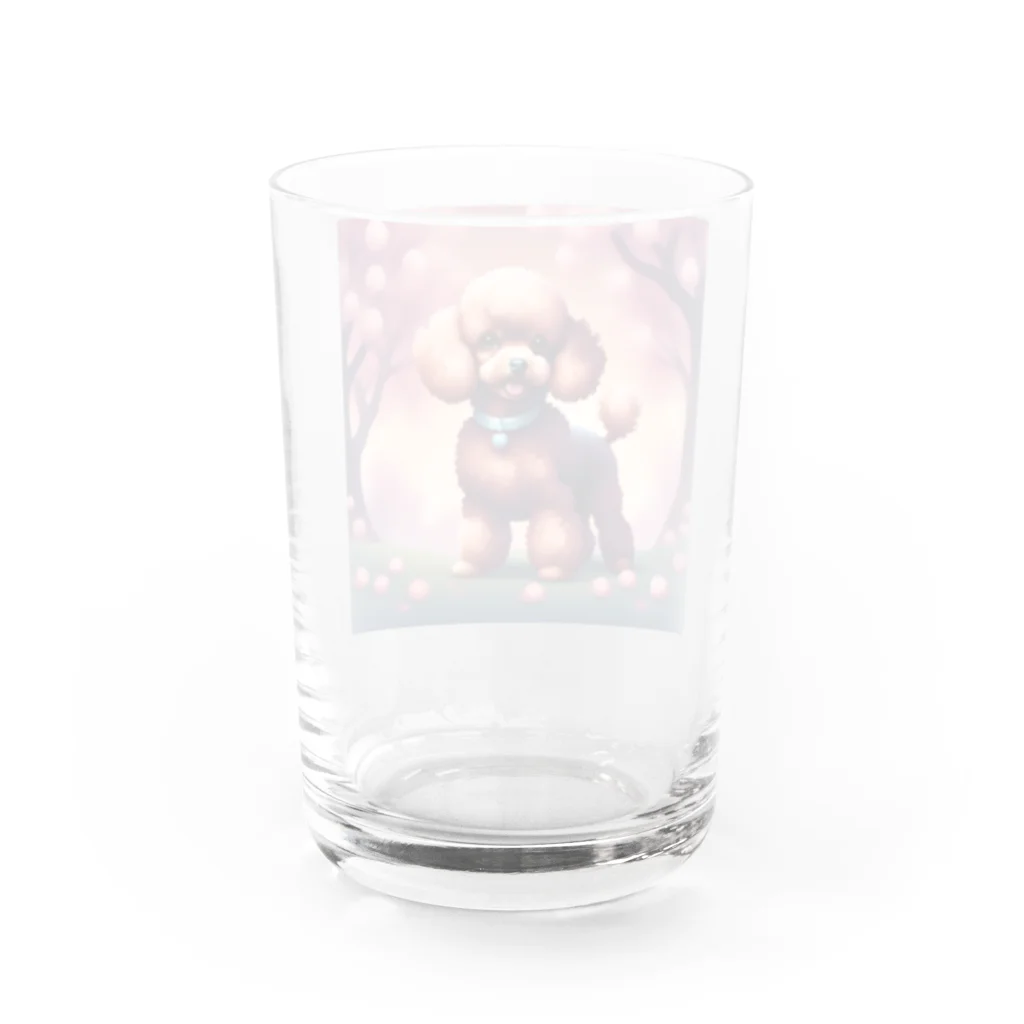 ChicCanvas Boutiqueの桜舞い散る中でたたずむ可愛いトイプードル Water Glass :back