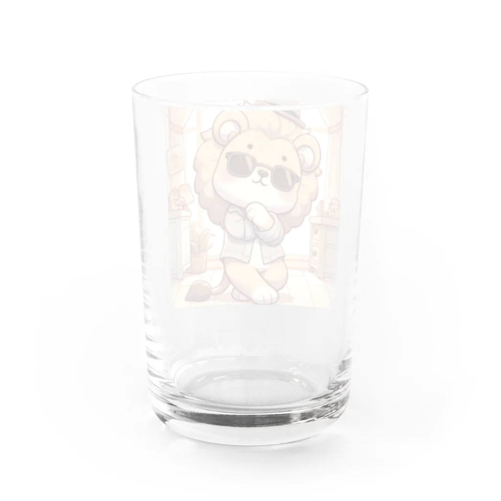 Artful Whiskersのクールな王者 - かっこいいライオン Water Glass :back