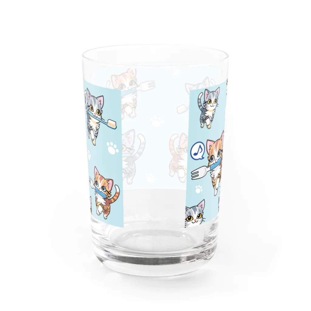 AckeeWolf Art Shopの歯ブラシをくわえたアメリカンショートヘアの子猫 Water Glass :back