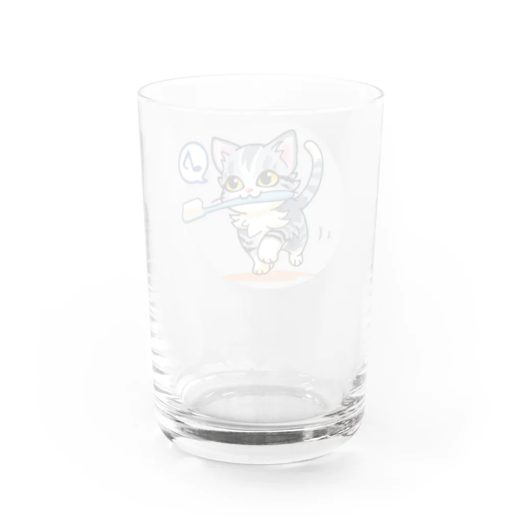 AckeeWolf Art Shopの歯ブラシをくわえたアメリカンショートヘアの子猫 Water Glass :back