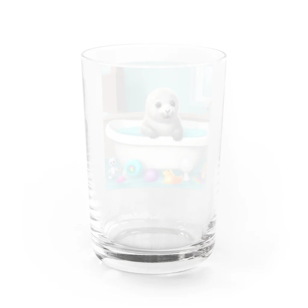 キャリーのお風呂場のゴマアザラシの赤ちゃん Water Glass :back