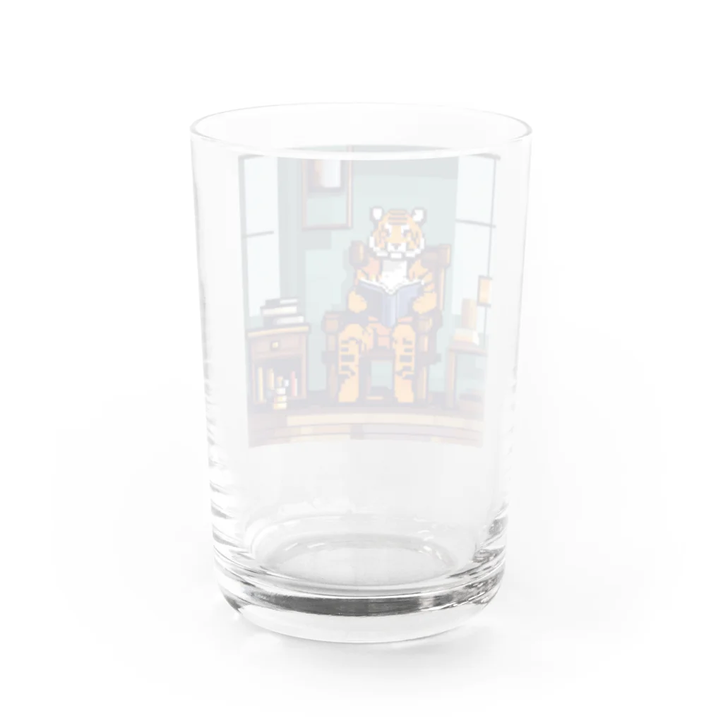 クロスクリエイティブの本を読んでいるトラ Water Glass :back