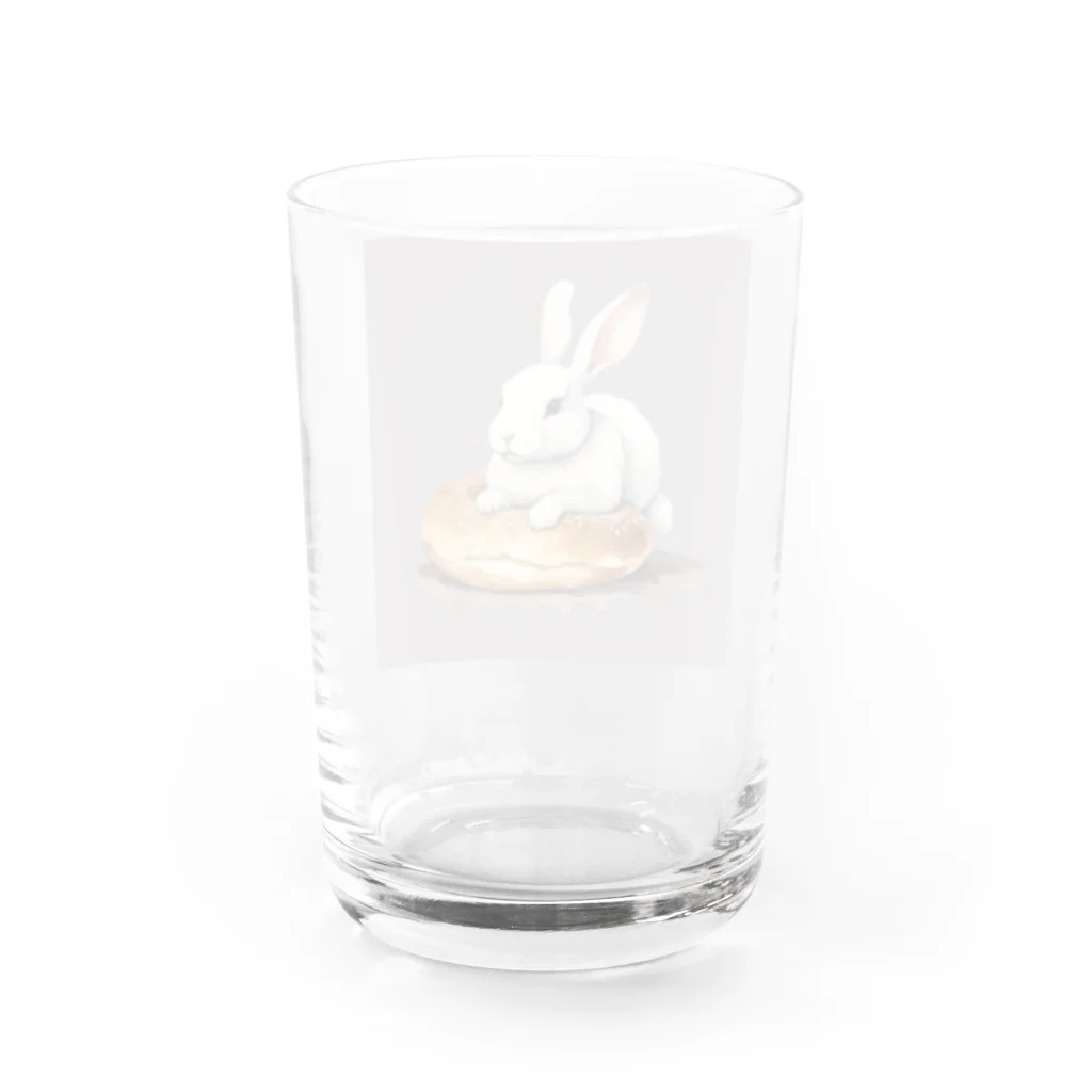 ワッフル ショップのパンの上で休憩中のウサギ Water Glass :back