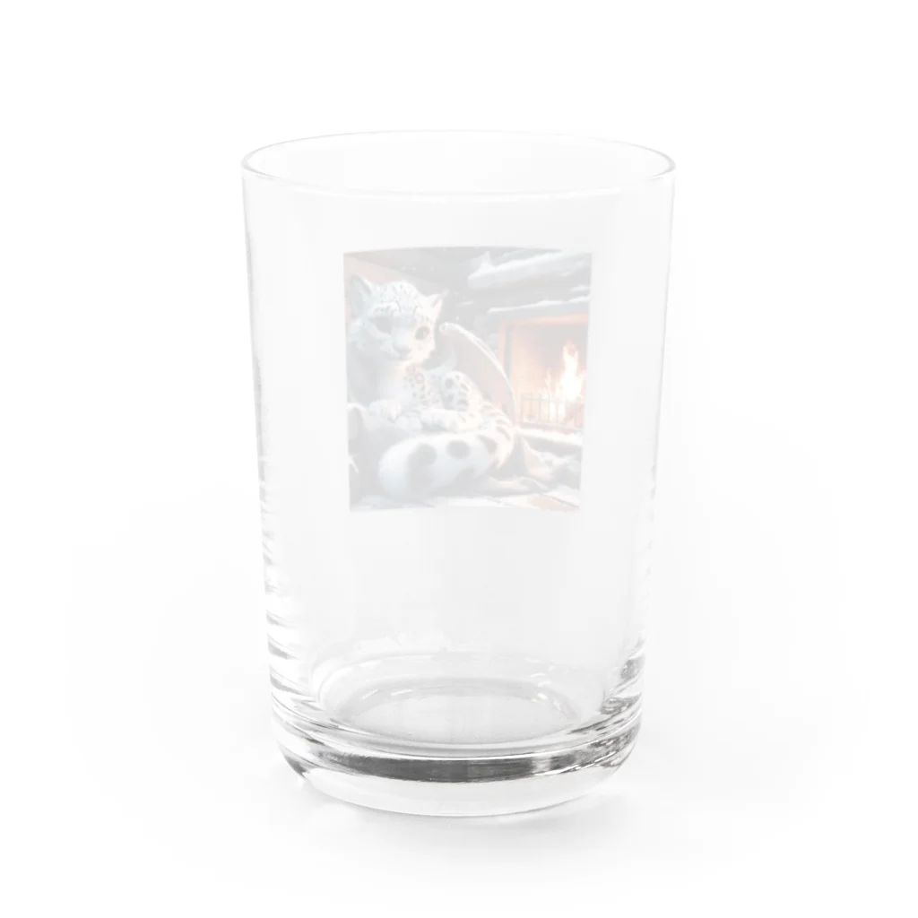 SWQAの暖炉の前でくつろぐ子ライオン Water Glass :back