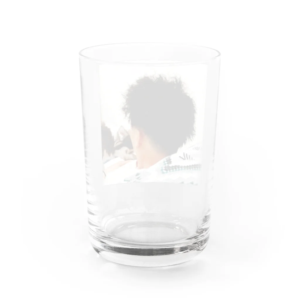 ma_vckの男性と愛らしいワンちゃんが共演するスタイリッシュな日常シーン Water Glass :back