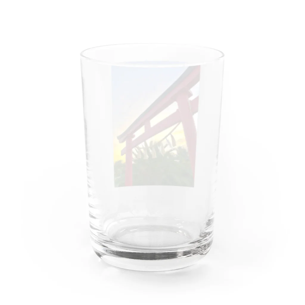 kayuuの夕陽に映える紅色の鳥居 Water Glass :back