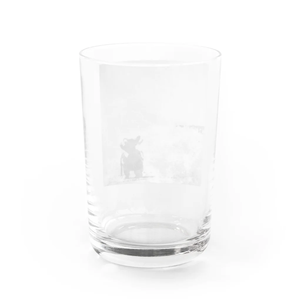 D7C7DC?B1の海辺を散歩するチワワ Water Glass :back