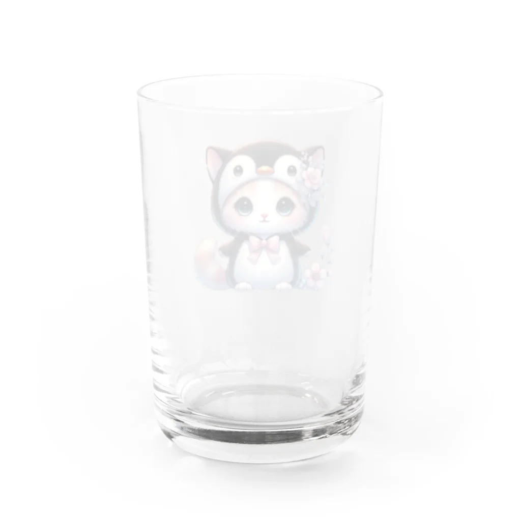 Snow-peaceのペンギンコスチュームのキュートな子猫 Water Glass :back