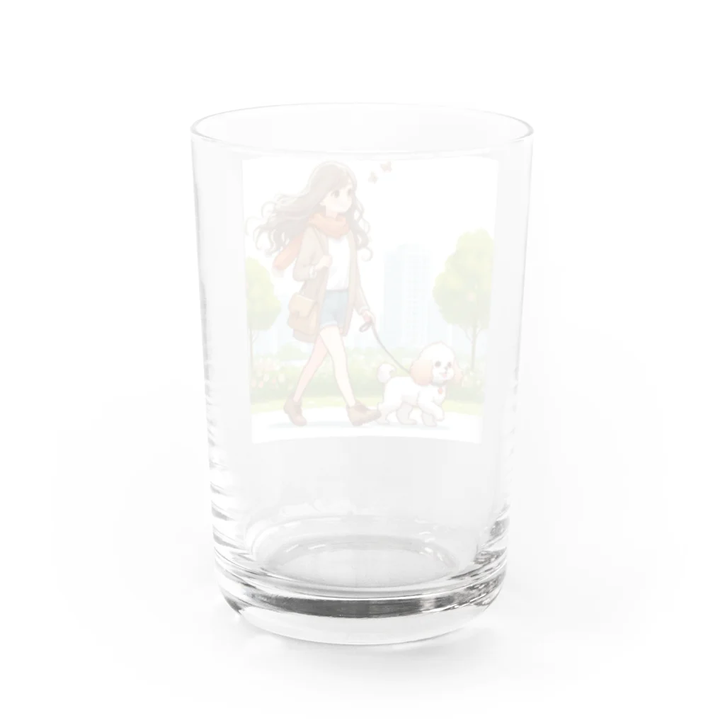 南国のかわいい犬と散歩をする女性 Water Glass :back