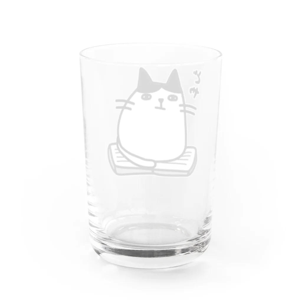 麦畑の本の上でドヤ顔の猫 Water Glass :back