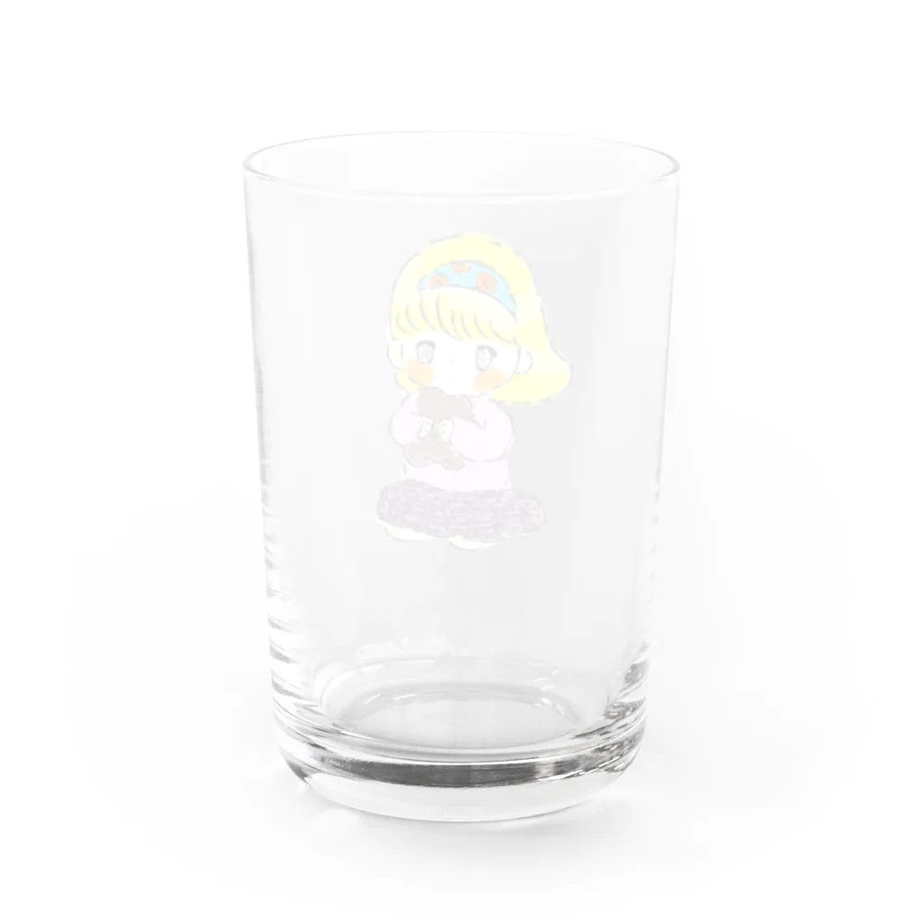 。のくまのぬいぐるみを抱きしめる女の子 Water Glass :back