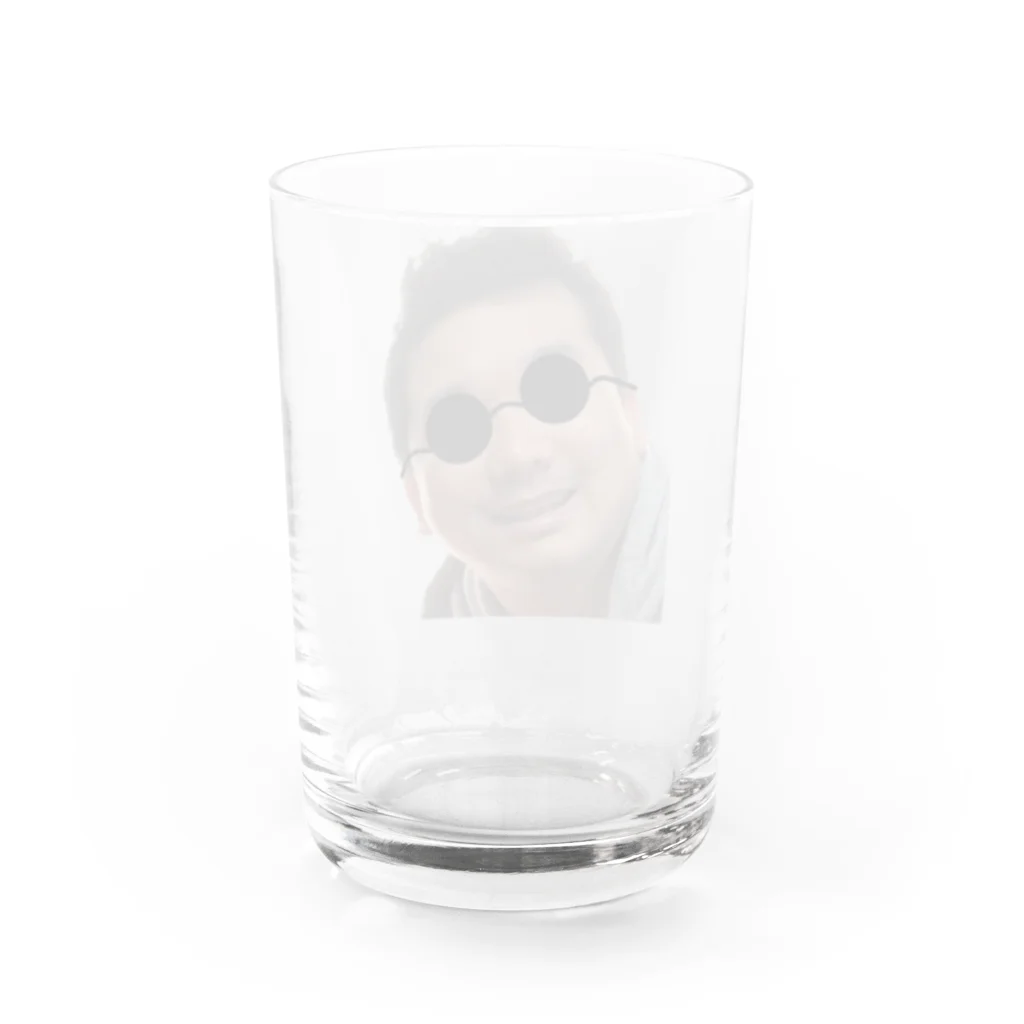 お店屋さんのサングラスの微笑み Water Glass :back