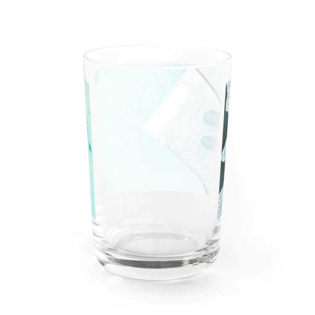 古春一生(Koharu Issey)の今日じゃない。(靴と海) Water Glass :back