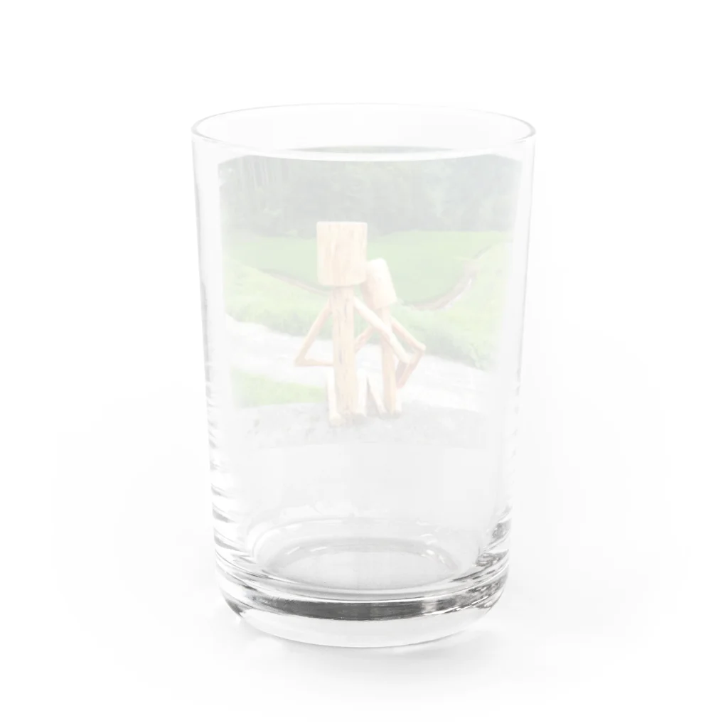 tanukitanukiの寄り添う二人(木の人形) Water Glass :back