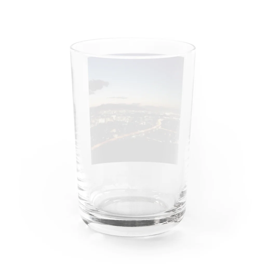 しとんOfficial Fan Shopの夜景と光と影と車 Water Glass :back