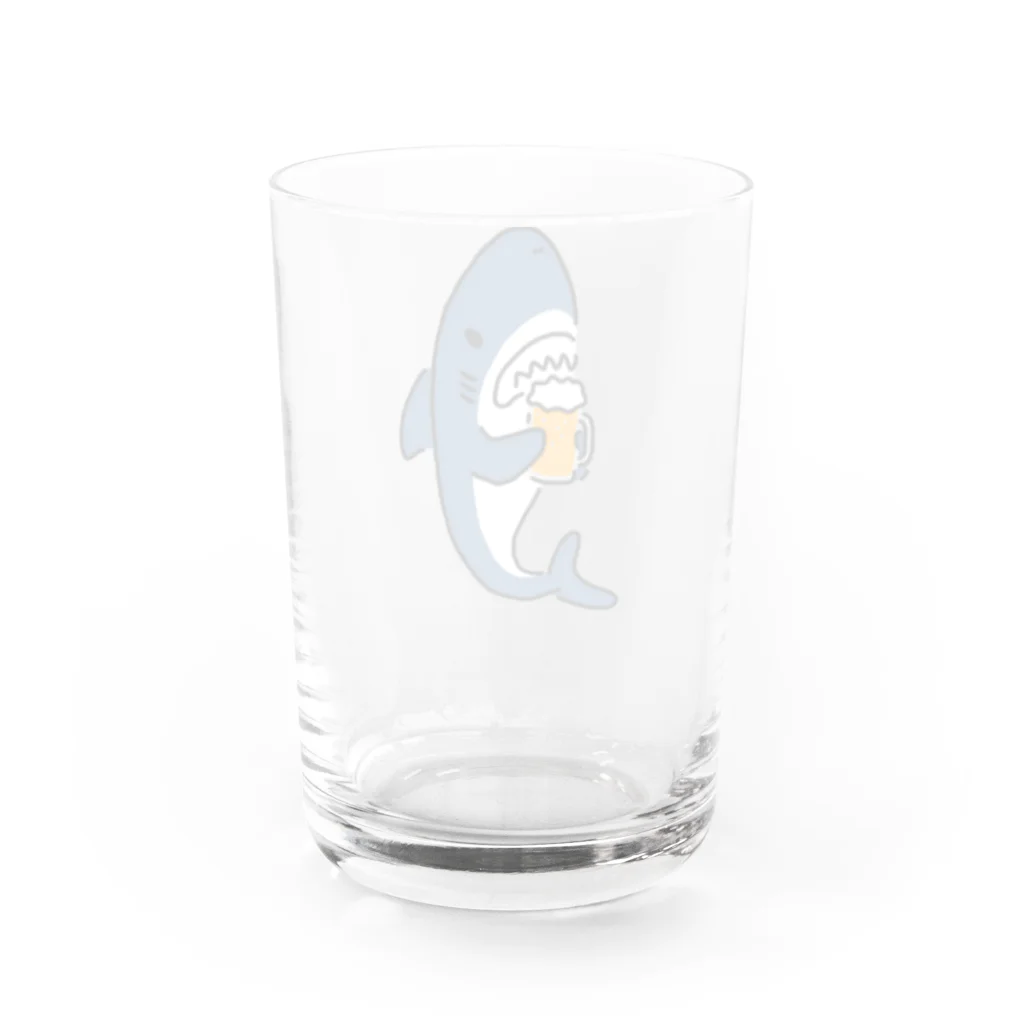 サメ わりとおもいのビールジョッキを手にするサメ Water Glass :back