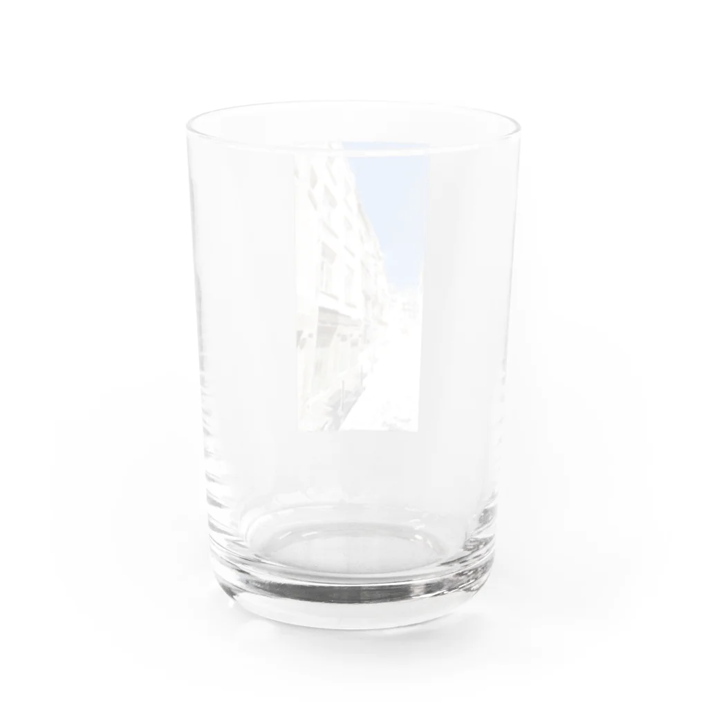 rilybiiのSky and green door Water Glass :back