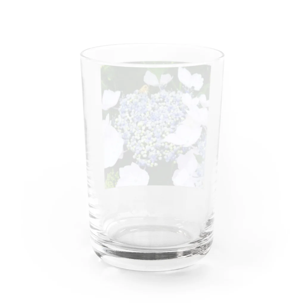 Nojuさんのアジュレイの森のあじさいとミツバチ Water Glass :back